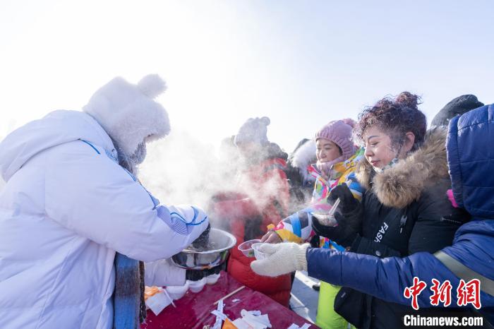 氷と雪の世界で楽しむホッカホカの鍋！　内蒙古