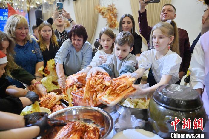 キムチ作りを体験するロシア人観光客（撮影・張瑶）。