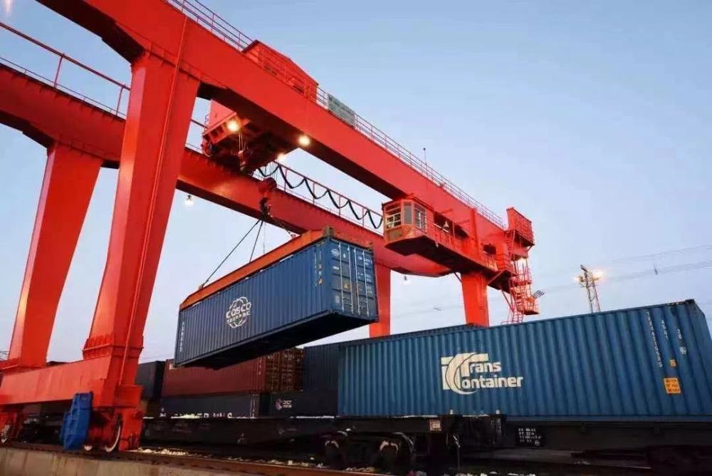 中欧班列「中央ルート」の貨物輸送量が昨年300万トンを突破                    呼和浩特（フフホト）税関によると、2023年に内蒙古（内モンゴル）自治区二連浩特（エレンホト）通関地を経由した国際定期貨物列車「中欧班列」の貨物輸送量は、300万トンを突破して前年比30.29％増の355万トンに達し、貨物額は同37.39％増の513億元（1元は約20.2円）となった。詳細>