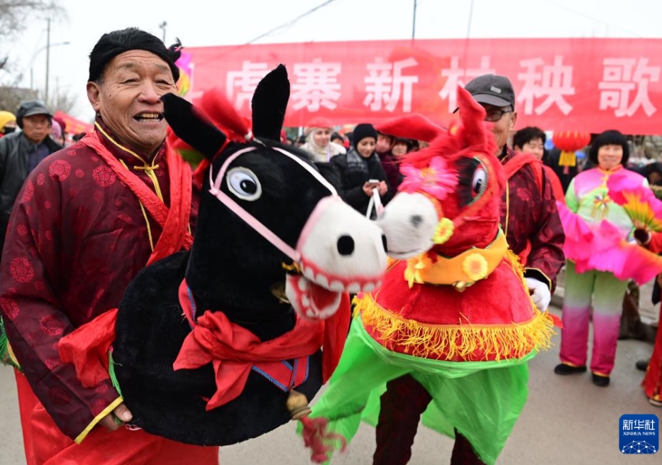 ロバの人形を使ったパフォーマンスを披露する山東省聊城市東昌府区堂邑鎮の民芸パフォーマンスチーム（1月18日撮影・張振祥）。