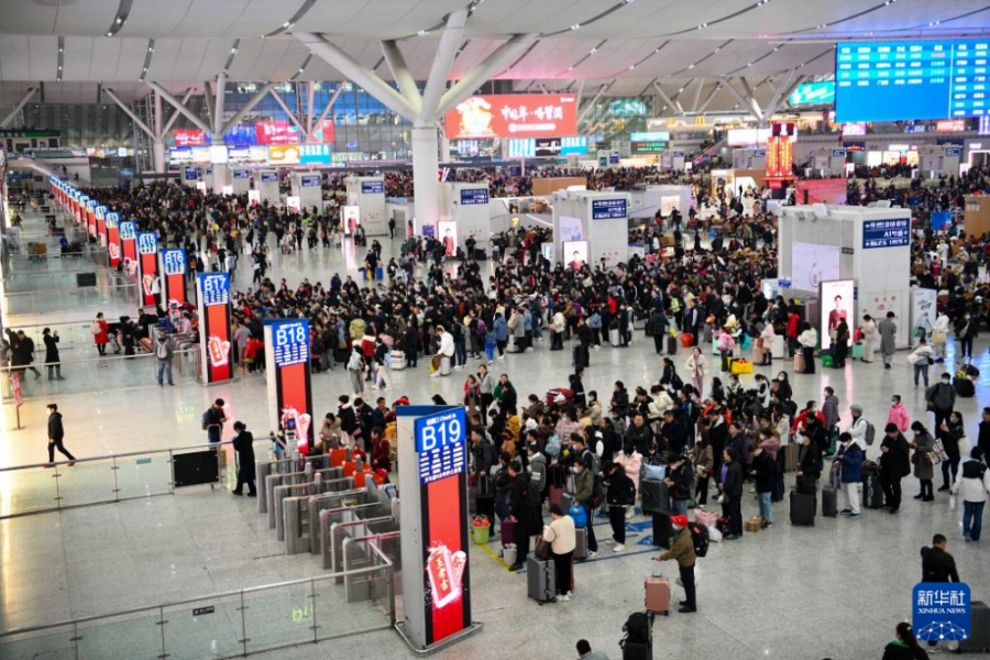 1月26日、深セン北駅の検札口に並ぶ旅客たち。同日から始まった2024年の「春運」」は3月5日までの40日間。