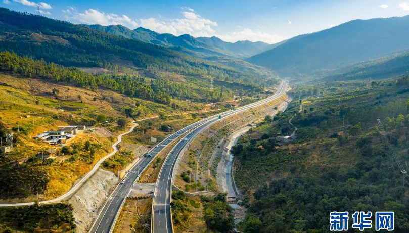 四川省の農村の道路総延長距離が中国で最長に                    中国交通運輸庁は今月4日、ここ10年、四川省の農村の道路への資金投入は累計で約3000億元(1元は約20.8円)、農村で新たに建設された道路は25万キロ、農村の道路の総延長距離は36万9000キロに達し、その規模は全国で最大となっていることを明らかにした。詳細>