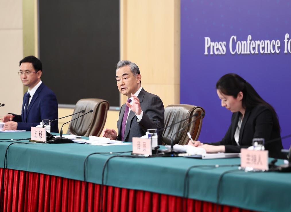 【王毅外交部長記者会見】中国はスイスなど6ヶ国へのビザ免除試行措置を実施予定