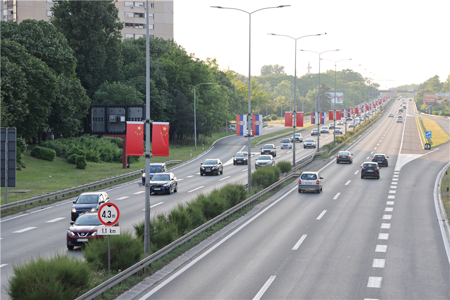 中国国旗や歓迎の言葉が多数掲げられたセルビアの街中