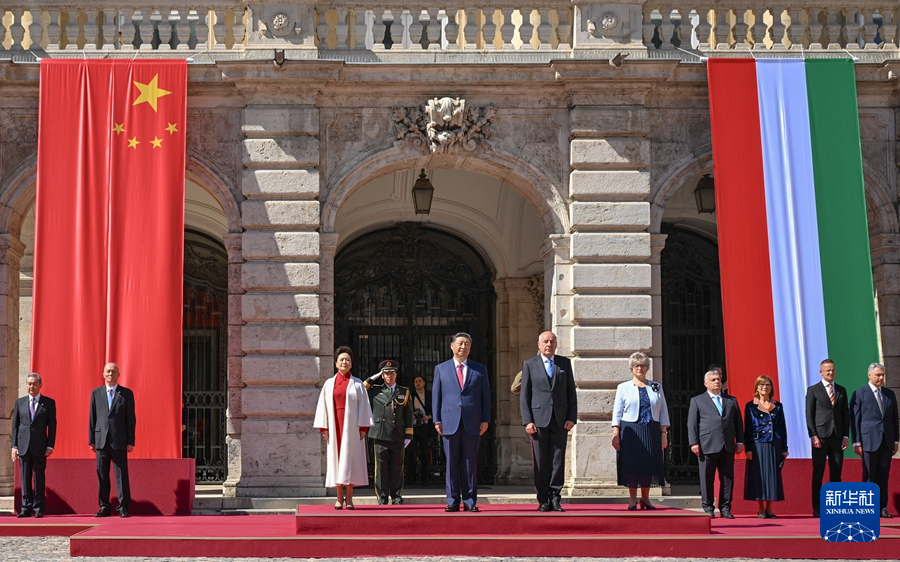 習主席がハンガリーのシュヨク大統領とオルバーン首相の歓迎式典に出席