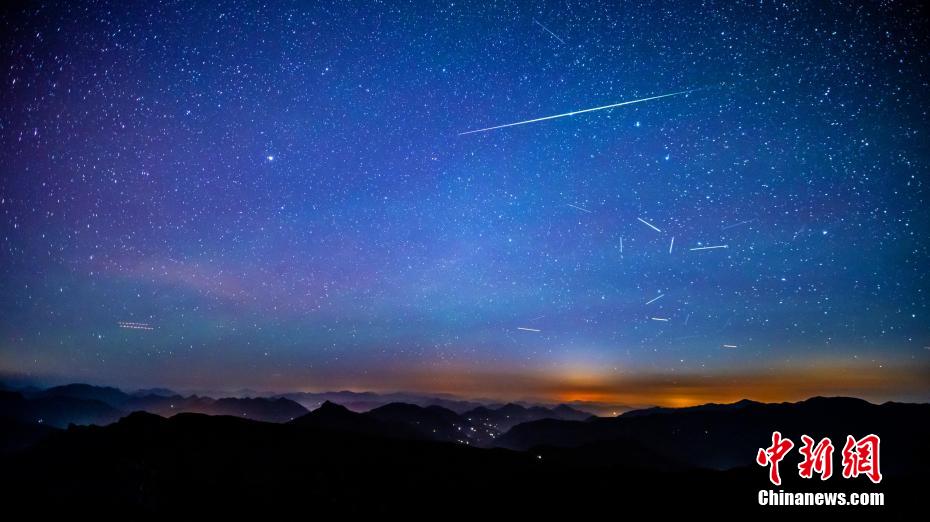 湖北の神農架に広がる美しい星々が瞬く夜空