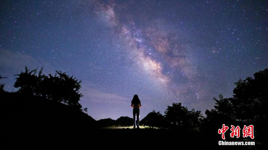 湖北の神農架に広がる美しい星々が瞬く夜空