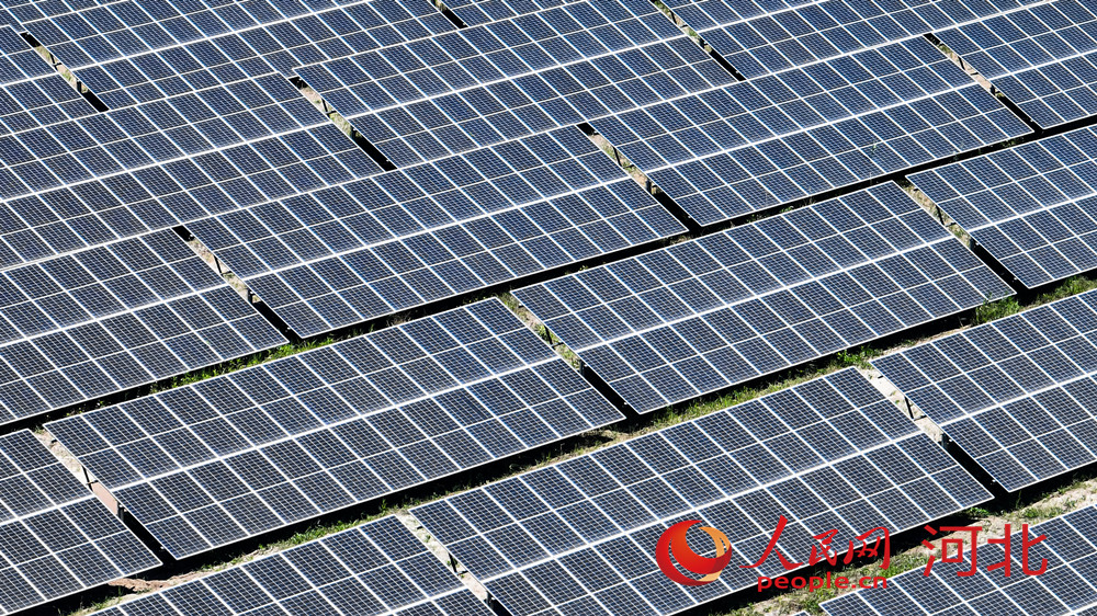 中電建首鋼鉱業100MW太陽光発電鉱山ガバナンスクリーンエネルギーモデルプロジェクトに設置されたソーラーパネル（撮影・李兆民）。