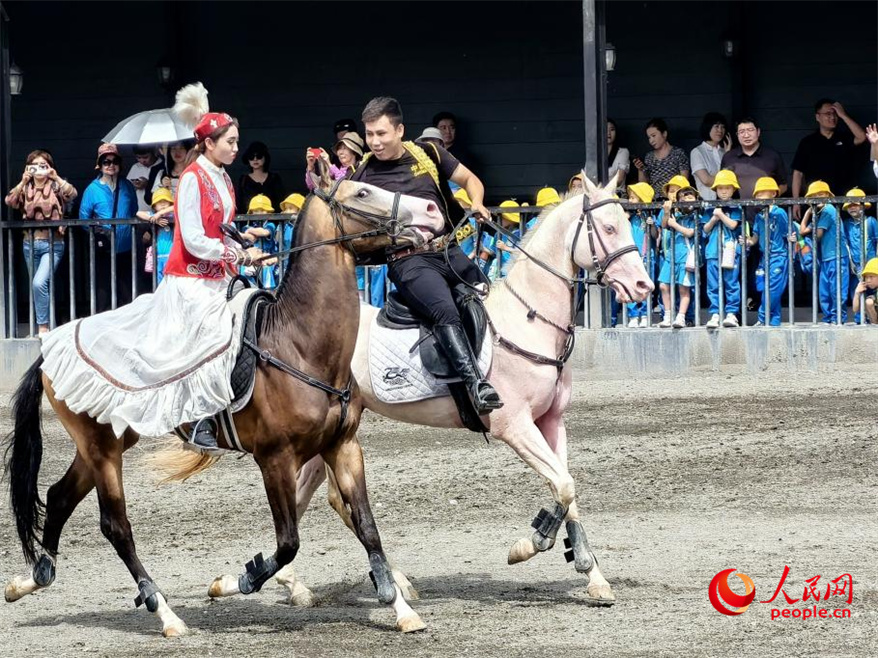 馬術パフォーマンスを披露する男女（撮影・韓婷）。