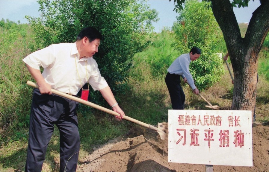 2001年10月、竜岩市長汀県の土壌流出対策を視察し、河田世紀エコロジーパークでクスノキに土をかける習近平氏（『福建省における習近平（下）』より）