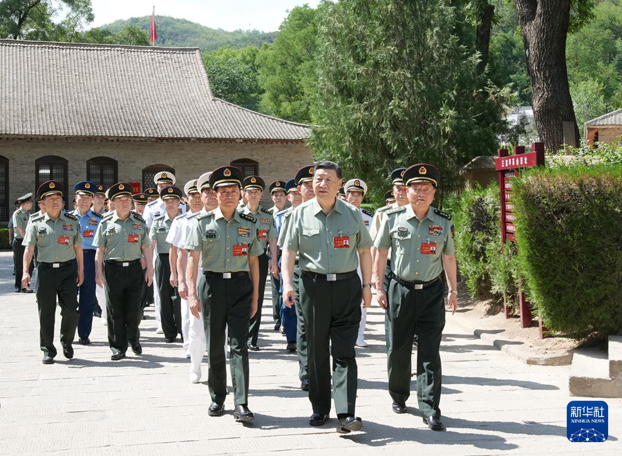 17日午後、軍事委員会の指導グループや各当局の主要責任者を伴って王家坪革命跡地を訪れた習総書記（撮影・李剛）