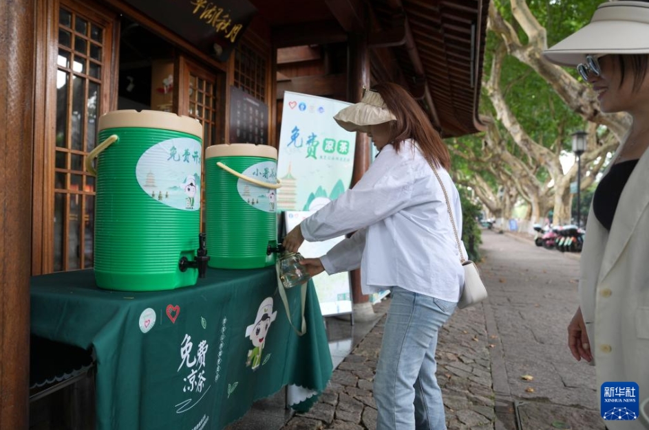 杭州西湖で「涼茶」を無料提供　浙江省