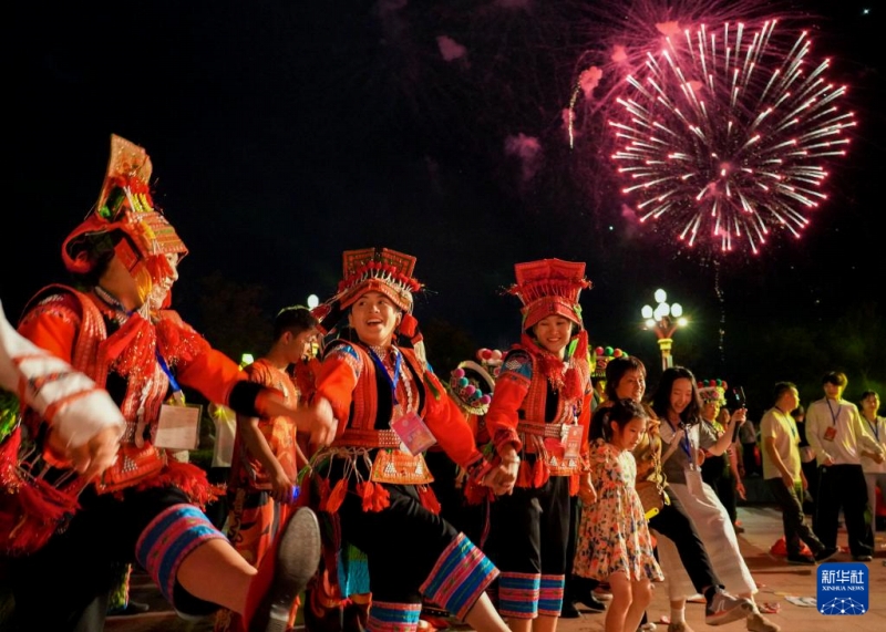 観光客と一緒に踊る彝族の人々（7月27日撮影・王静頤）。