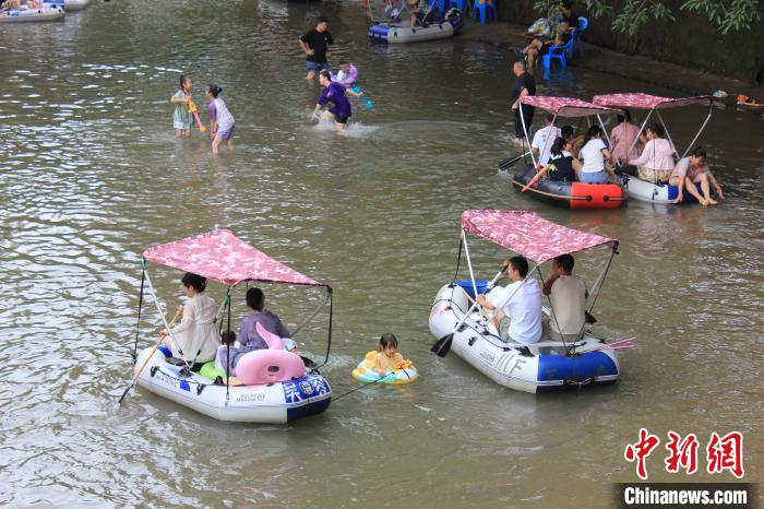 夏の川遊びを満喫できる重慶偏岩古鎮