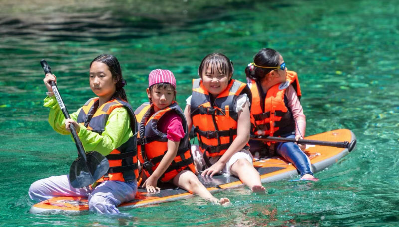 夏の暑さを吹き飛ばしてくれる広西の漓江源大峡谷
                    夏の観光シーズンの到来に伴い、広西壮（チワン）族自治区桂林市興安県にある猫児山の漓江源大峡谷は避暑に最適で、自然に触れることもできるため、大勢の観光客で賑わいを見せている。詳細>