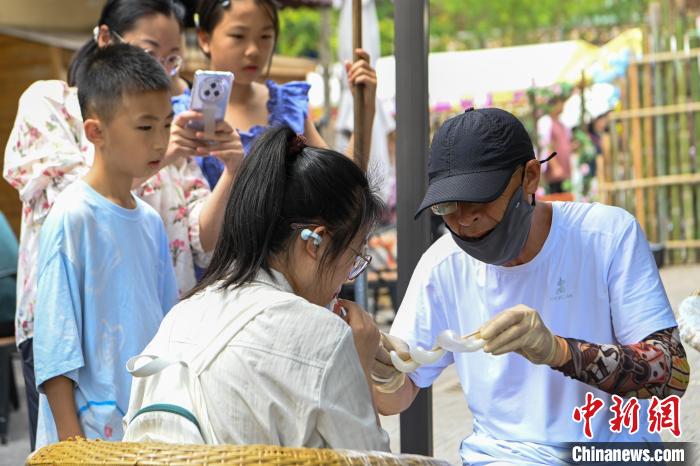 夏の観光で人気高まる官渡古鎮　雲南省昆明