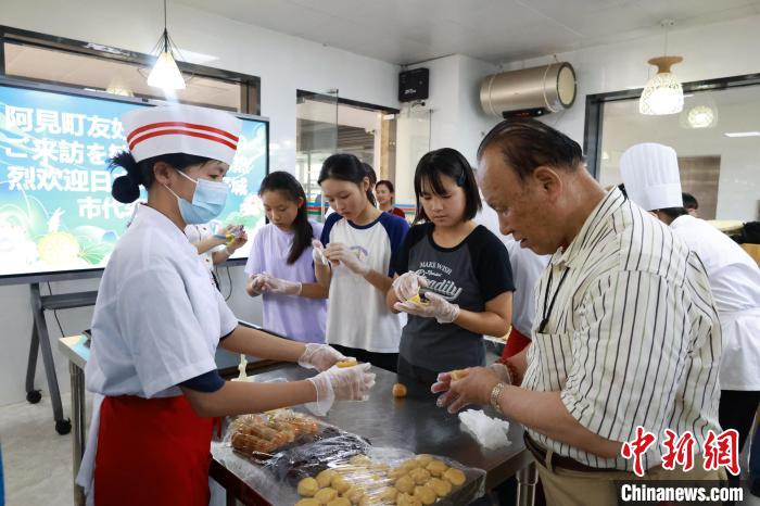 日本の学生が月餅作りを通じて中国伝統文化を体験　広西