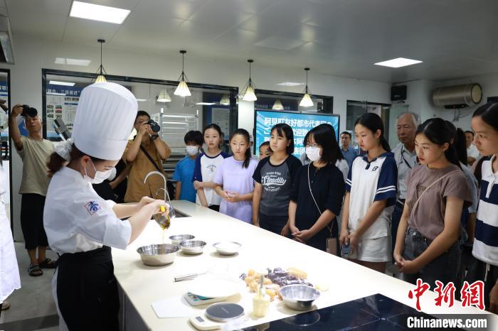 日本の学生が月餅作りを通じて中国伝統文化を体験　広西