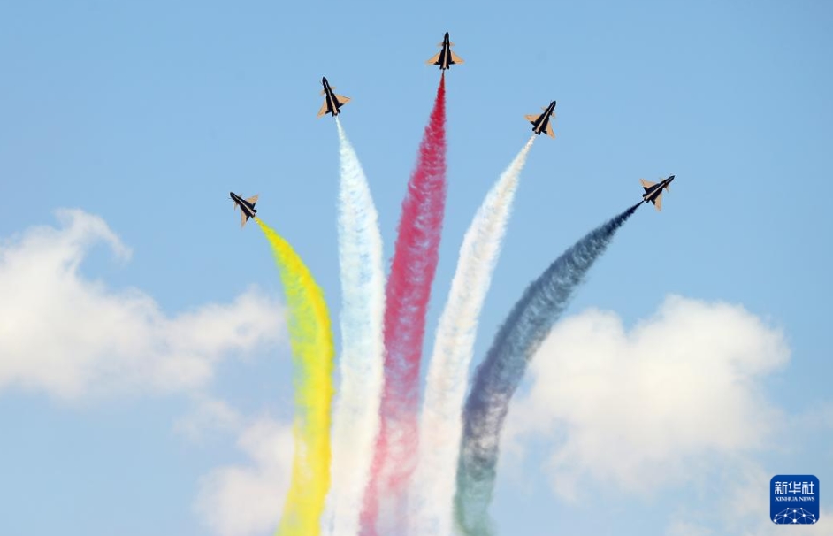 空軍八一アクロバット飛行チームが飛行パフォーマンスを披露　エジプト航空ショー