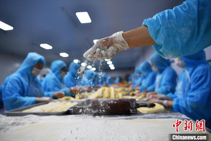 中秋節を控え、生産・販売に忙しい「月餅村」　河北省石家荘