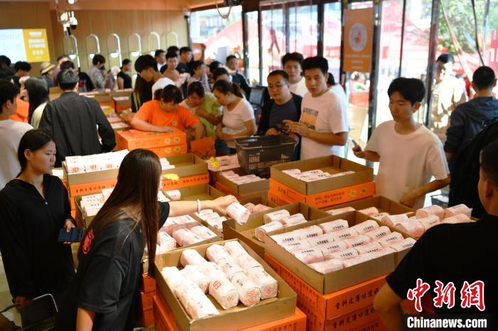 中秋節を控え、生産・販売に忙しい「月餅村」　河北省石家荘