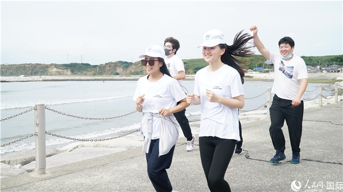 海岸線沿いを走る中日の青年たち（撮影・蒋暁辰）。