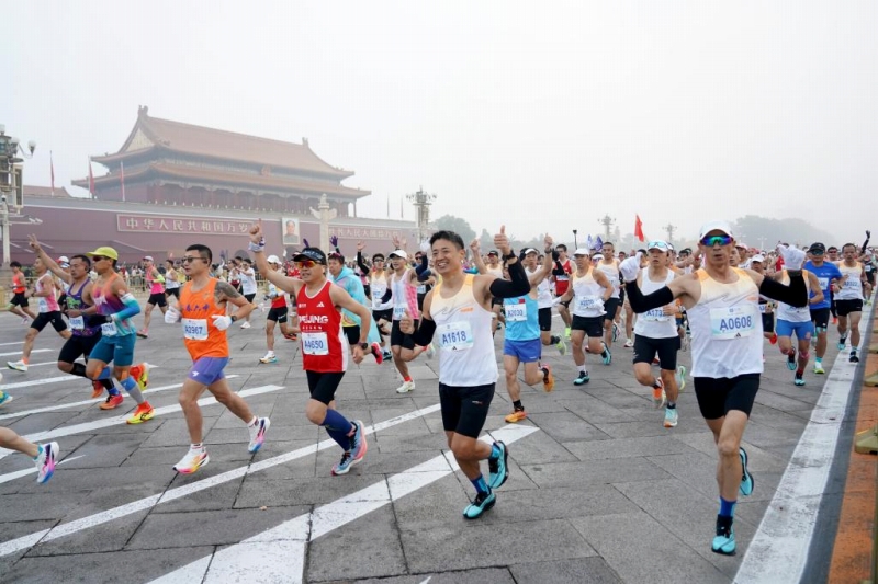 11月3日、北京の長安街を走るランナー。同日、2024北京マラソン及び全国マラソン選手権（シリーズ第3回大会）が開催された。撮影・張晨霖