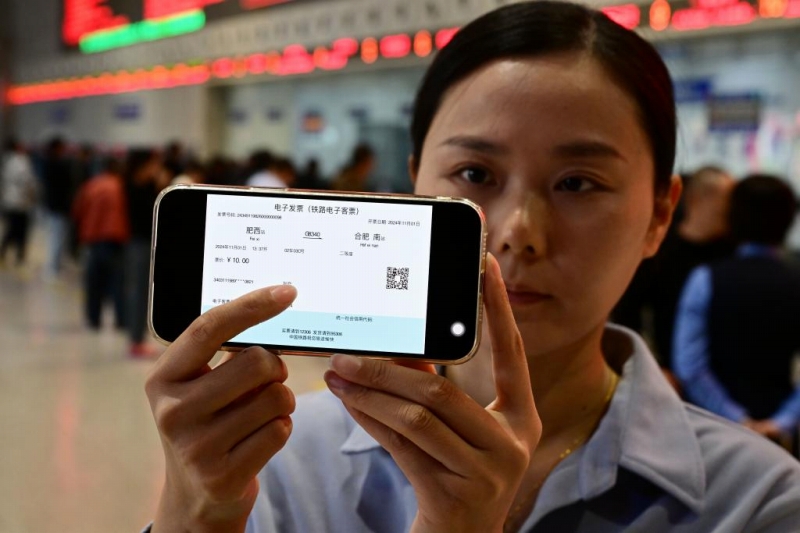 11月1日、合肥南駅で、スマホで鉄道のeチケットを見せる乗客。（撮影・周牧）