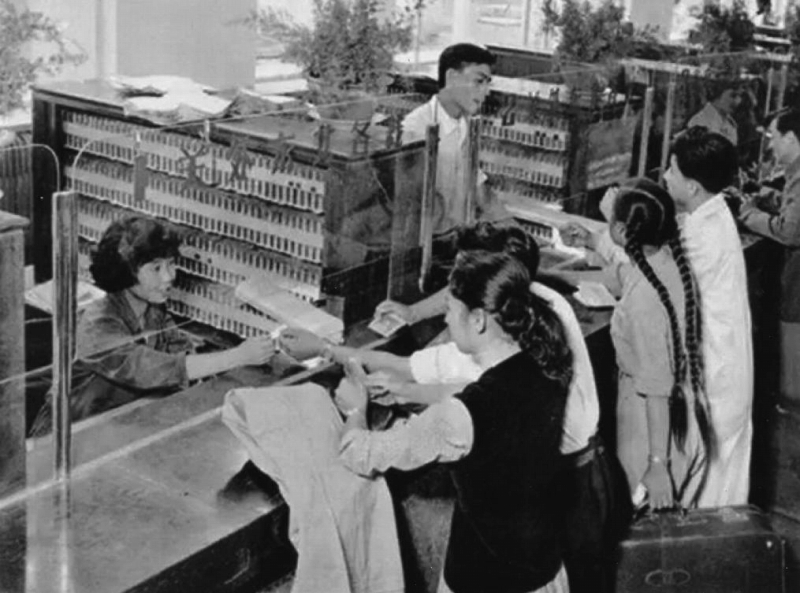 1950年代、北京駅の切符窓口で切符を買う人々。（北京駅提供）