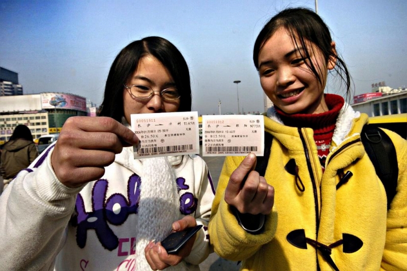 2006年1月9日、購入したばかりの鉄道切符を見せる長沙市の大学生。（撮影・龍弘涛）