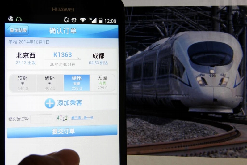 2014年9月12日、スマホの12306アプリを使って国慶節（建国記念日、10月1日）にともなう連休初日の鉄道切符を予約購入する北京市民。