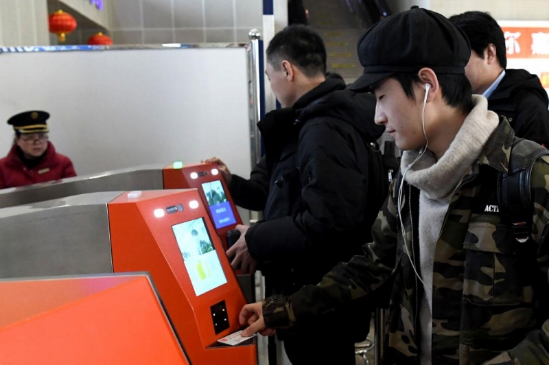 2019年1月21日、鄭州駅の改札で顔認証確認と身分証確認を受ける乗客。（撮影・李安）