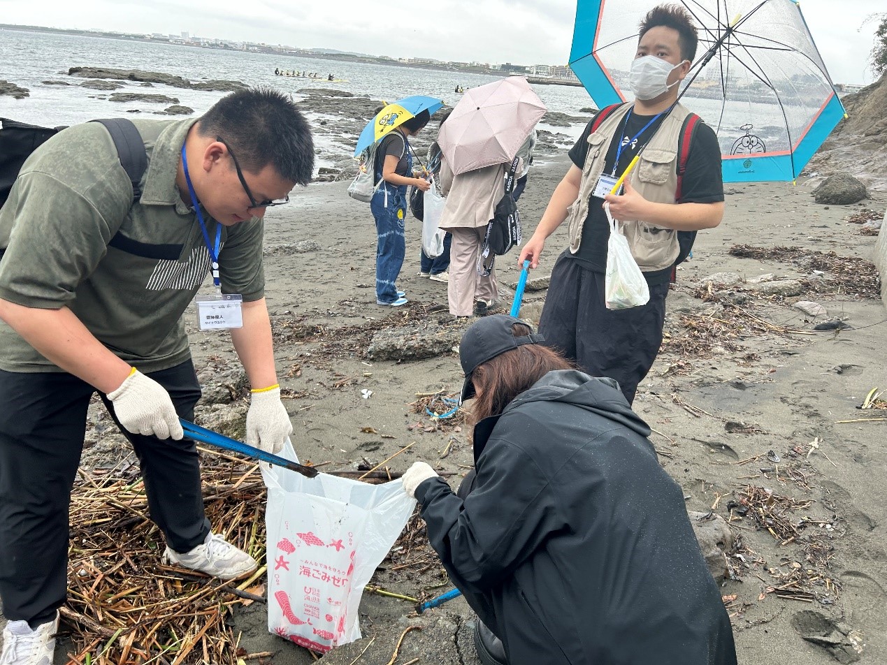 海岸清掃体験をする中日の若者たち（写真提供・笹川日中友好基金）。