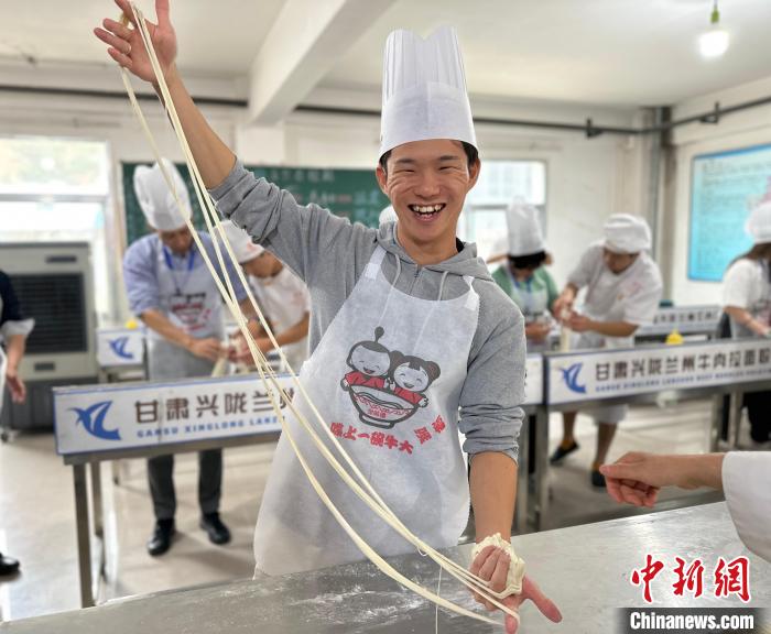 甘粛省蘭州市で麺づくりを体験する寺内大葉さん（9月7日撮影・閆姣）。