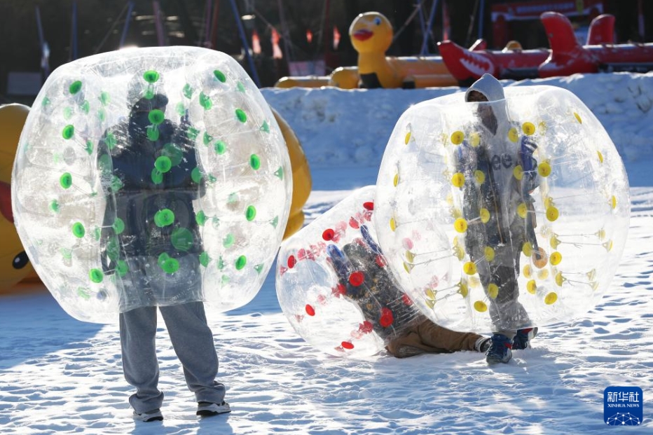 氷と雪のアクティビティを楽しむ市民　北京