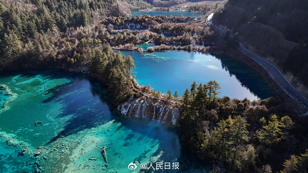 冬の九寨溝に広がる絶景　四川省