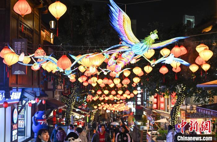 重慶の十八梯を照らす春節の到来祝うイルミネーション