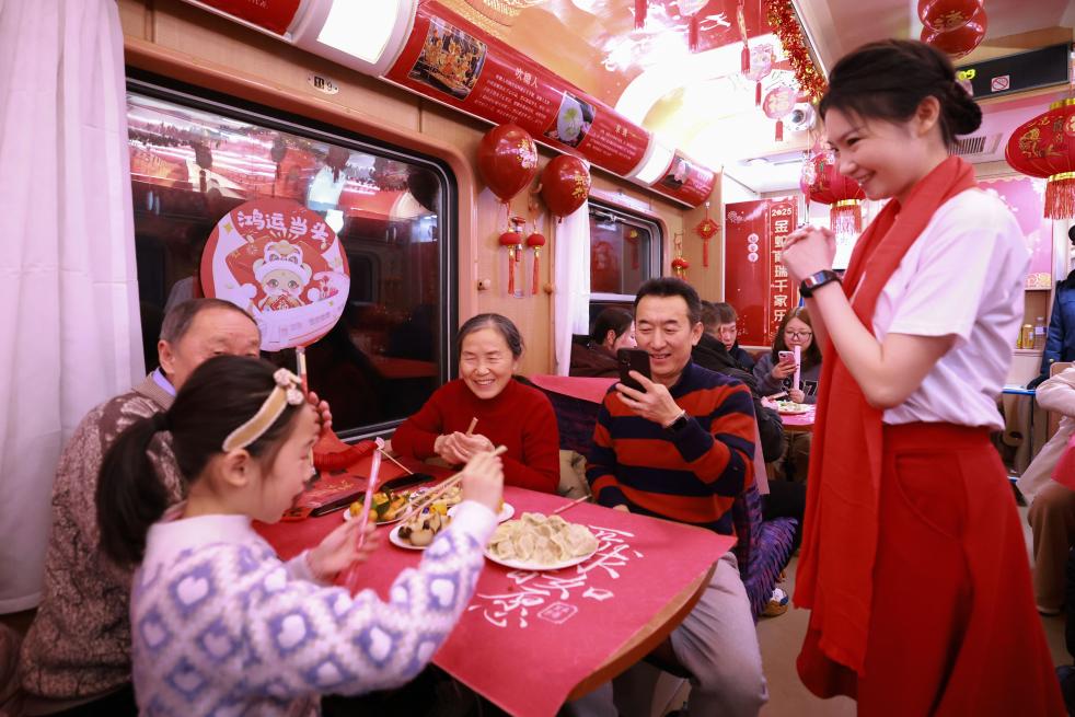 列車内で特別な「春晩」　暖かさに満ちた故郷への旅路