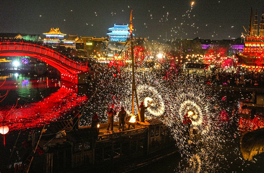 目を楽しませるライトアップや花火　河南・開封で「大宋中国年」始まる