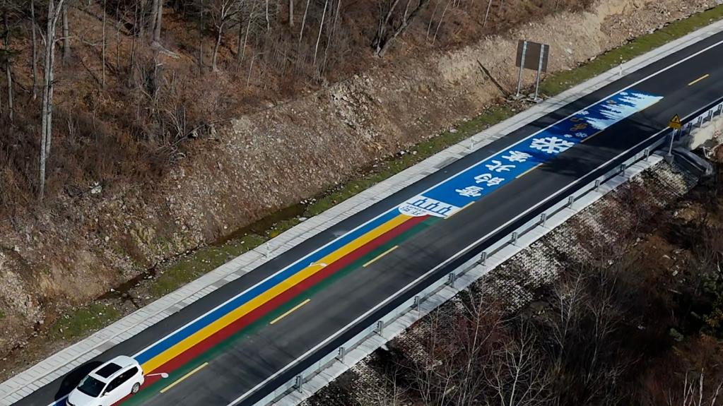 亜雪道路の「音楽道路」。（写真提供・新華社）