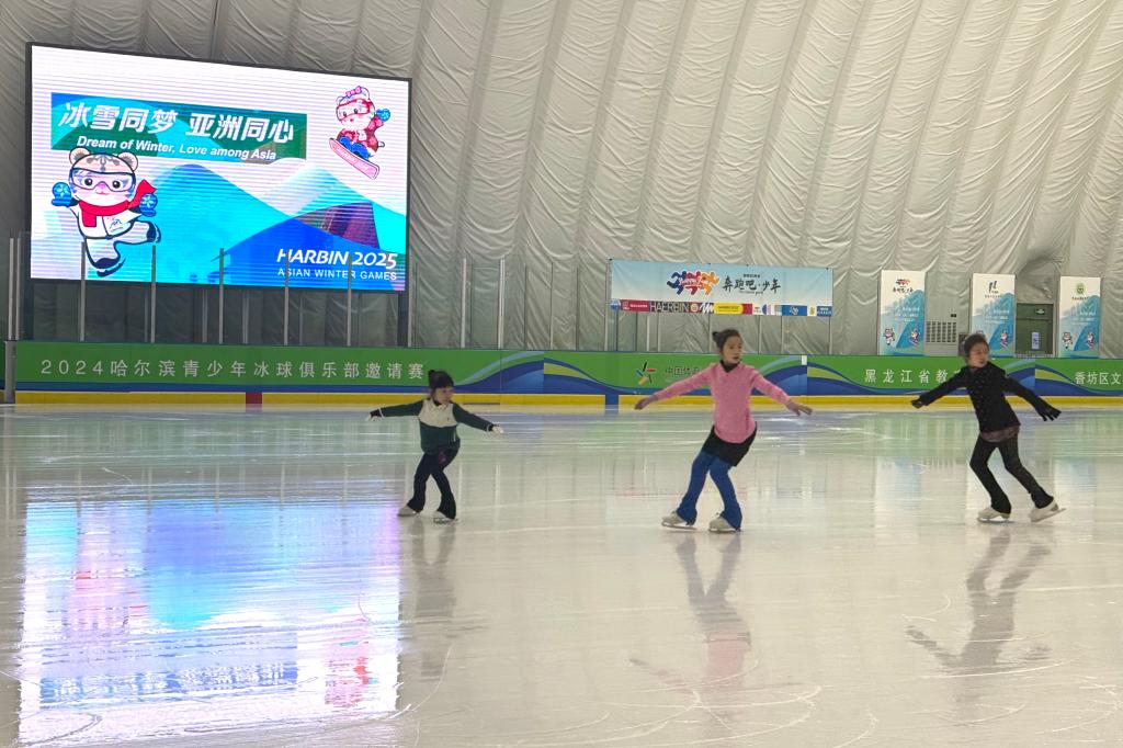 2025年1月7日、哈爾浜市香坊区の名将エアドーム・アイススポーツセンターで練習する子供たち（撮影・楊思琪）