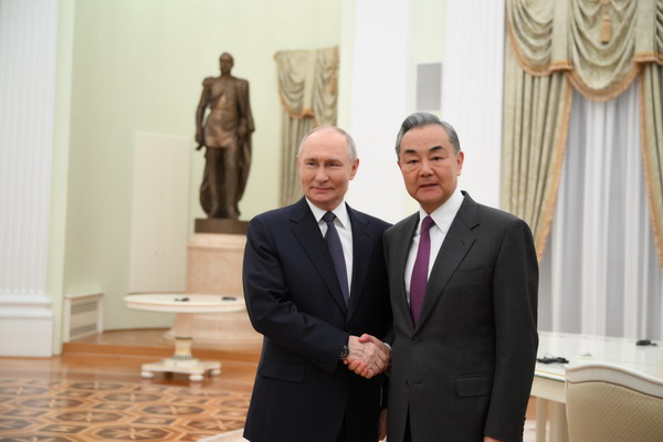 プーチン露大統領が王毅氏と会談