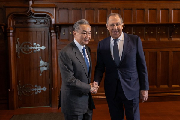 中露外相が会談