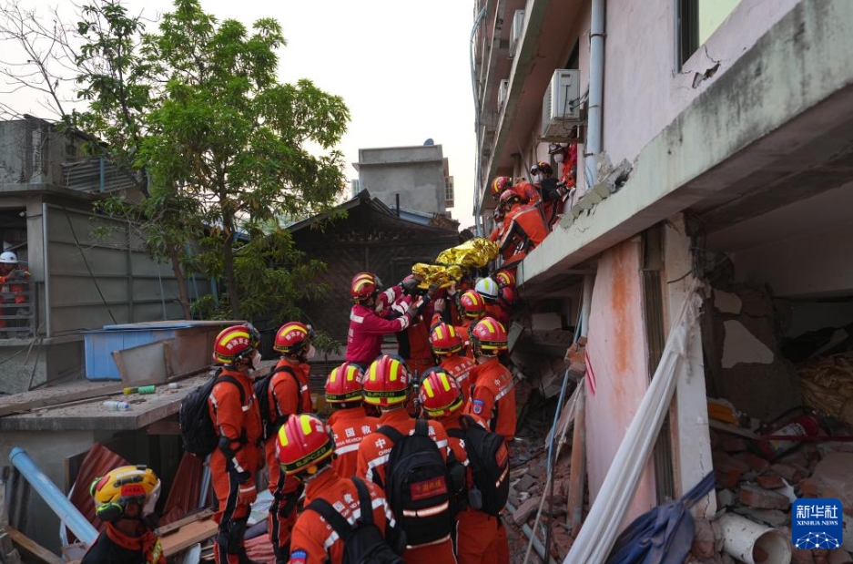 中国救援隊が120時間近く生き埋めの男性を救出、9人目の生存者救出に　ミャンマー大地震