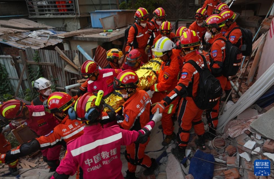 中国救援隊が120時間近く生き埋めの男性を救出、9人目の生存者救出に　ミャンマー大地震