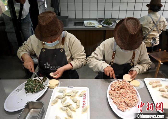 福建省で初の自閉症の若者が働く手作り餃子カフェがオープン