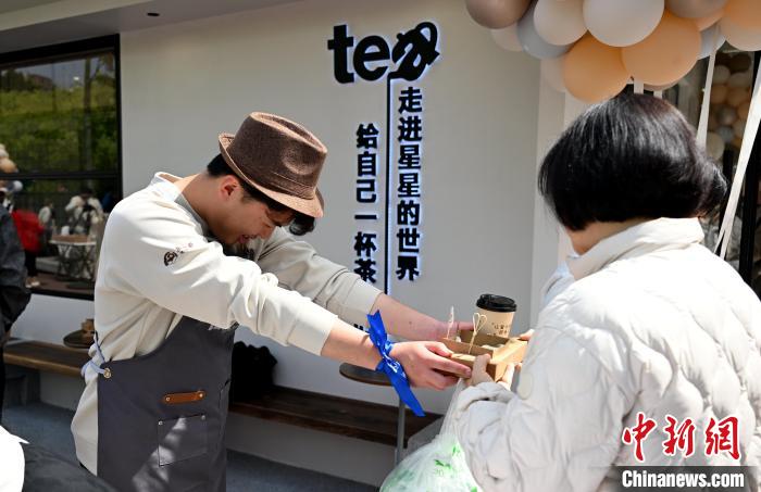 福建省で初の自閉症の若者が働く手作り餃子カフェがオープン