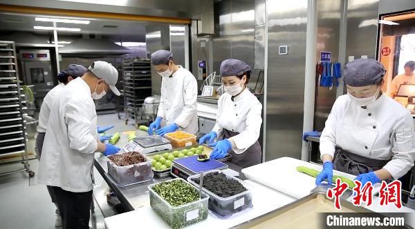 青団を作る職人たち（撮影・張践）。