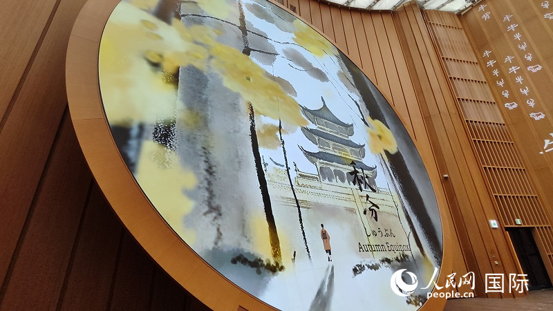 中国パビリオン内部に展示されている「二十四節気」をテーマにした大型マルチメディア映像。（撮影・蒋暁辰）