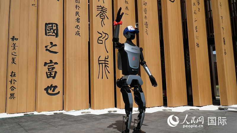 中国パビリオンの来場者にスマートガイドサービスを提供する最新世代の人型ロボット「Walker 行者」。（撮影・蒋暁辰）